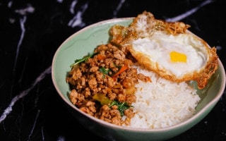 Cơm lợn xào quế tây