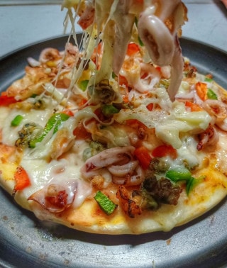 Pizza hải sản tôm mực