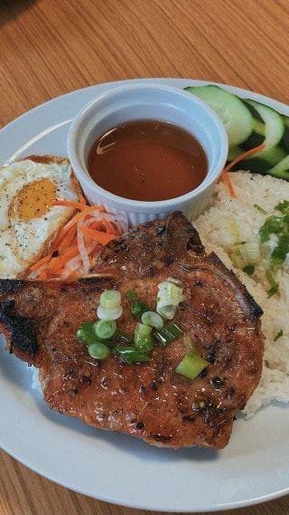 Cơm sườn  hầm lỗ