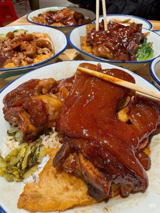 Cơm móng giò hầm đông pha