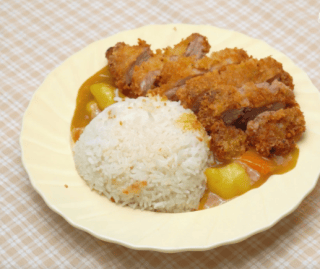 Cơm thịt chiên xù cà ri